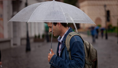 Cod roșu de ploi abundente în trei județe. Cod portocaliu în Muntenia și Dobrogea, ninsori viscolite la altitudini mari