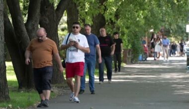 E posibil ca forţând un salariu minim prea mare anumite activităţi să devină necompetitive în România şi nişte sute, mii de oameni să-şi piardă locurile de muncă