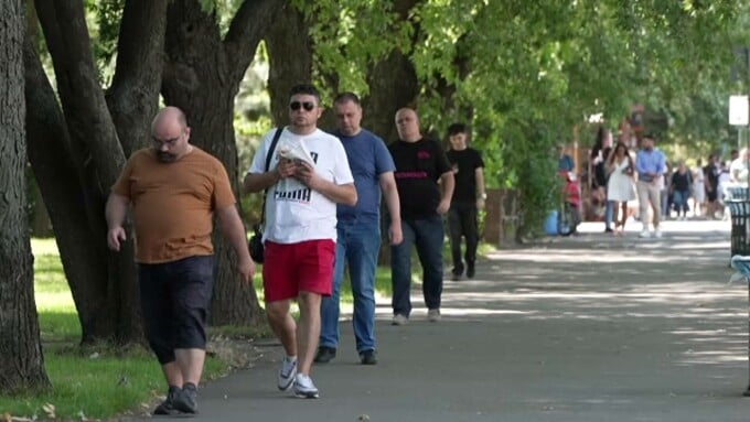 E posibil ca forţând un salariu minim prea mare anumite activităţi să devină necompetitive în România şi nişte sute, mii de oameni să-şi piardă locurile de muncă