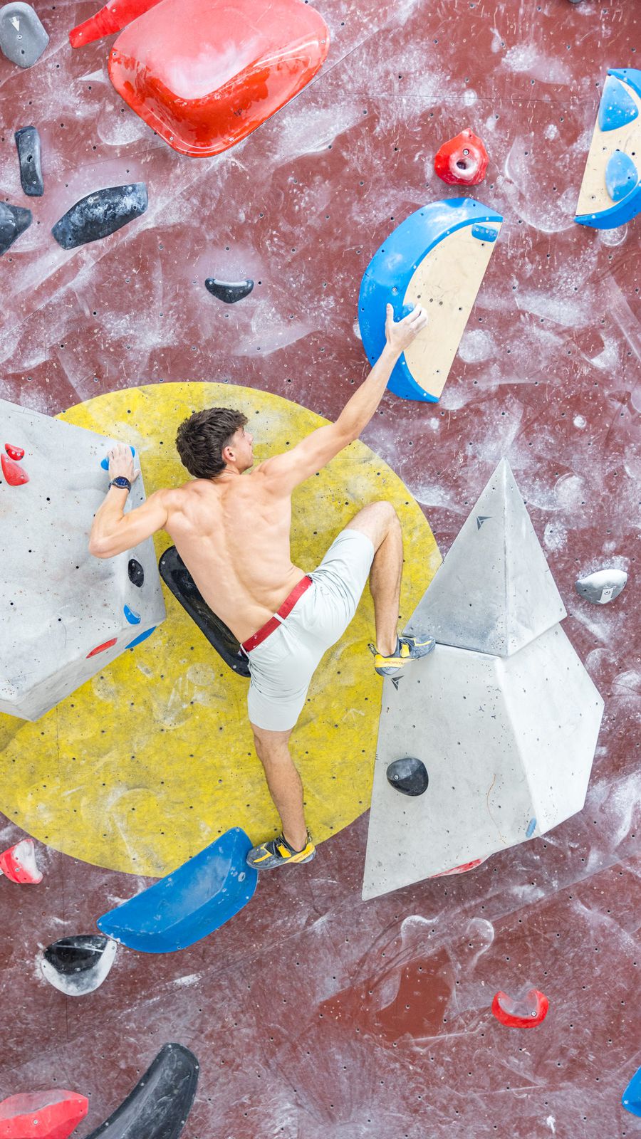 Campionul la escaladă, Darius Râpă, își duce performanțele la următorul nivel cu noul HUAWEI WATCH GT 6 PRO: „modurile de antrenament avansate mă ajută să-mi urmăresc progresul atât în antrenamentele din sală, cât și în aer liber”.