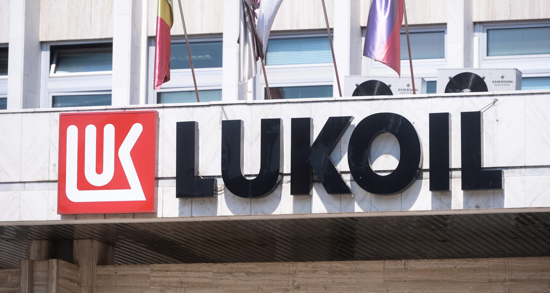 Sancțiunile SUA pot forța ieșirea Lukoil din România. Carburanții s-ar putea scumpi