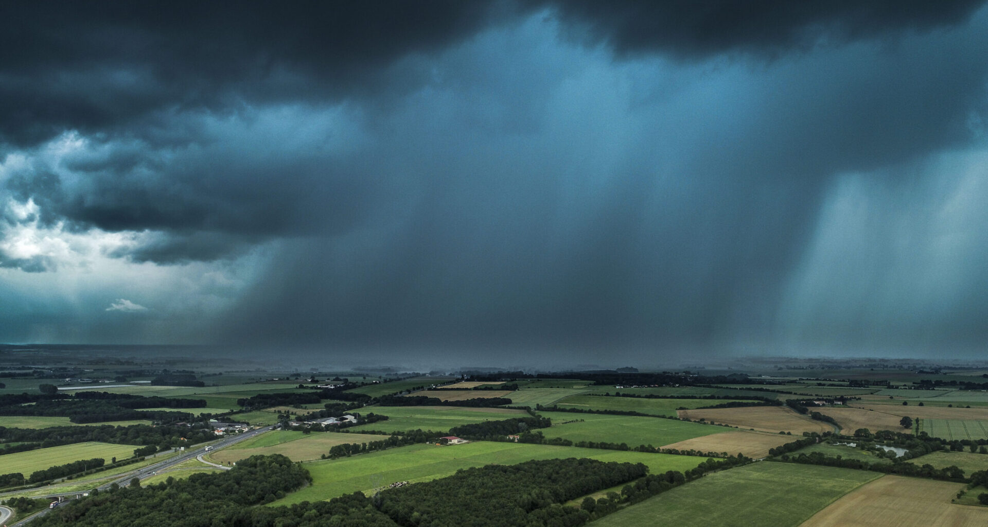 Cod roșu de ploi abundente în Dolj și Olt, cu până la 110 l/mp. Mai multe avertizări cod portocaliu și galben în vigoare în jumătate de țară / Harta județelor afectate