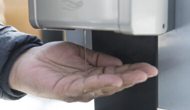 UE ia în considerare interzicerea etanolului în dezinfectanții de mâini pentru că ar crește riscul de cancer