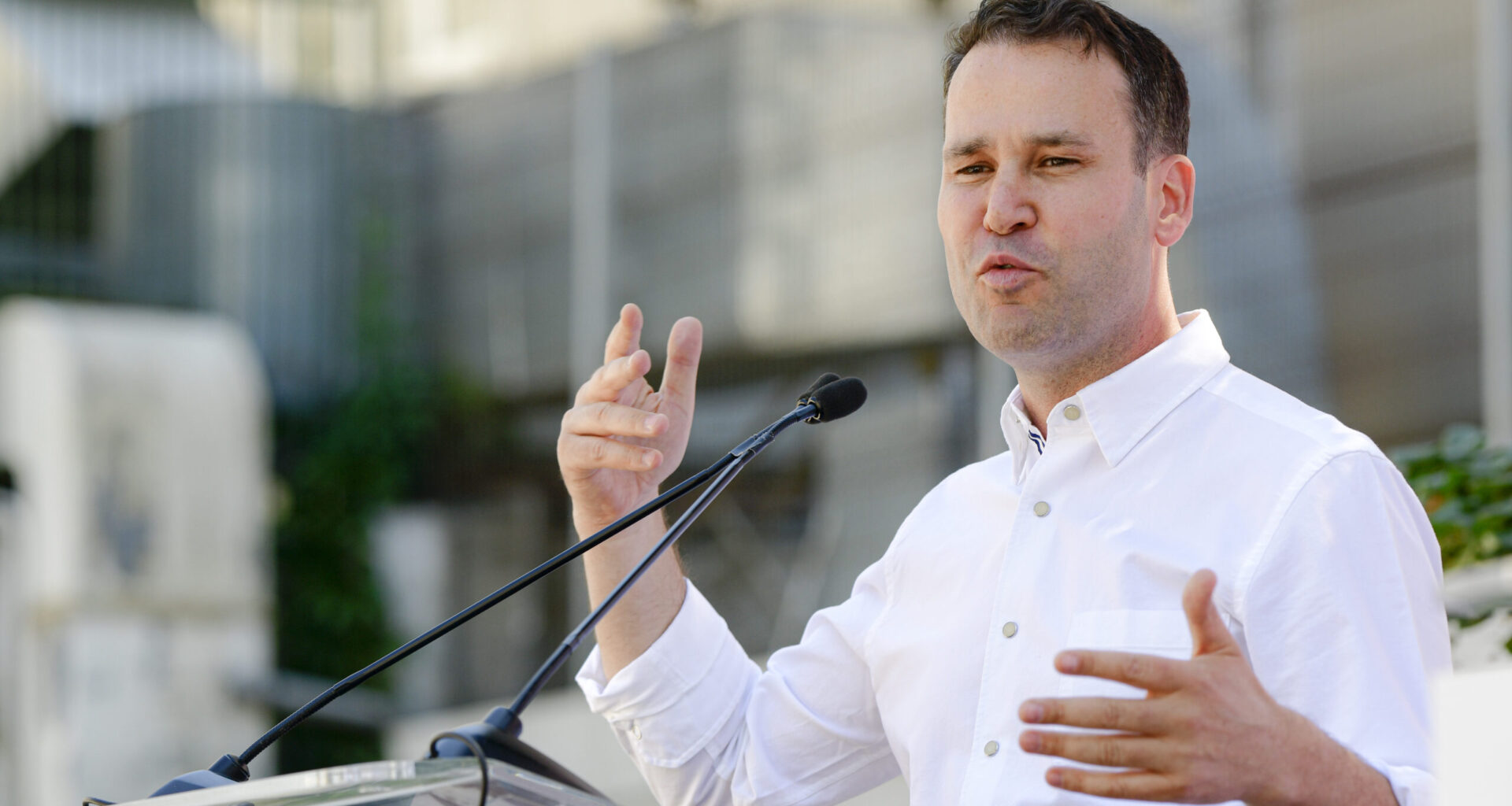 „Nu strada noastră e pe țeava dumnealor, țeava dumnealor e sub strada noastră”