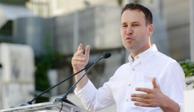 „Nu strada noastră e pe țeava dumnealor, țeava dumnealor e sub strada noastră”