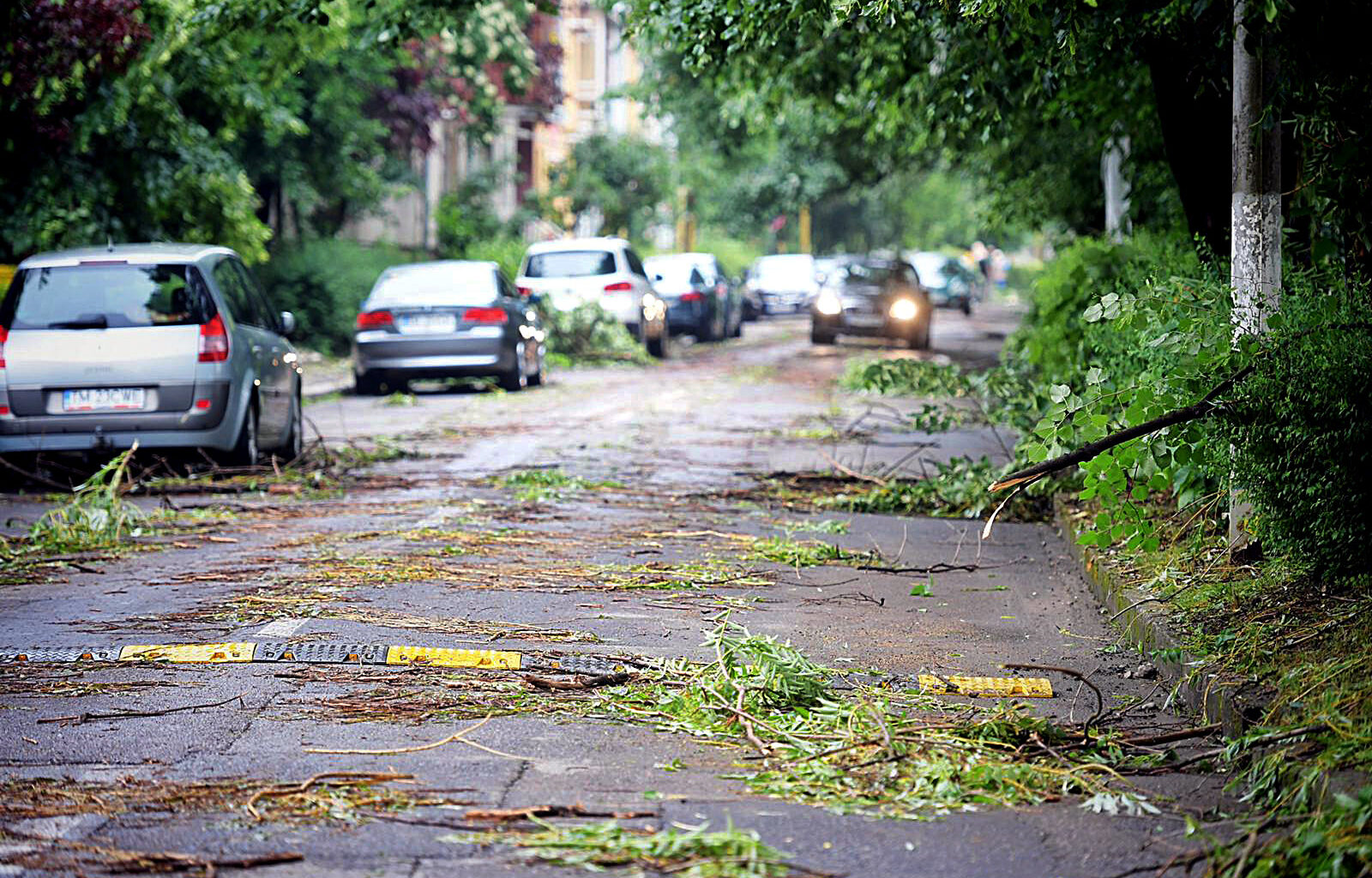 Furtuni puternice în 14 judeţe şi în Bucureşti. Un rănit şi zeci de maşini avariate