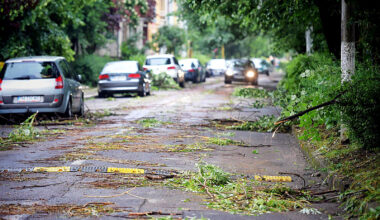 Furtuni puternice în 14 judeţe şi în Bucureşti. Un rănit şi zeci de maşini avariate
