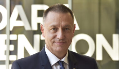 Mergem încet, dar sigur, cu capul în zid