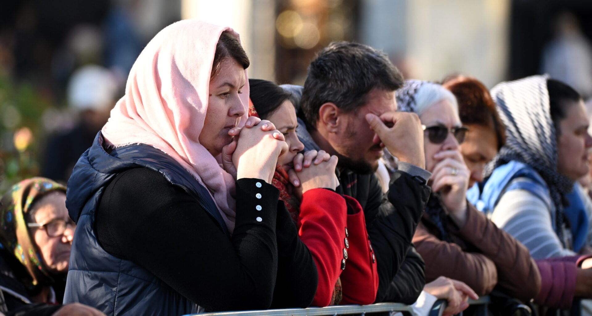 Aproape 55.000 de pelerini au trecut pe la racla cu moaştele Sfintei Cuvioase Parascheva