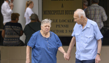 Pensionarii cu venituri sub 2.500 de lei vor primi 400 de lei în decembrie. Cum a fost împărțită prima specială