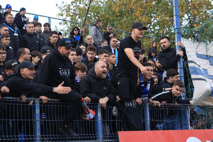 Jucătorii Craiovei, scandal cu fanii după remiza cu Metaloglobus. FOTO: Ionuț Iordache (GSP.ro)