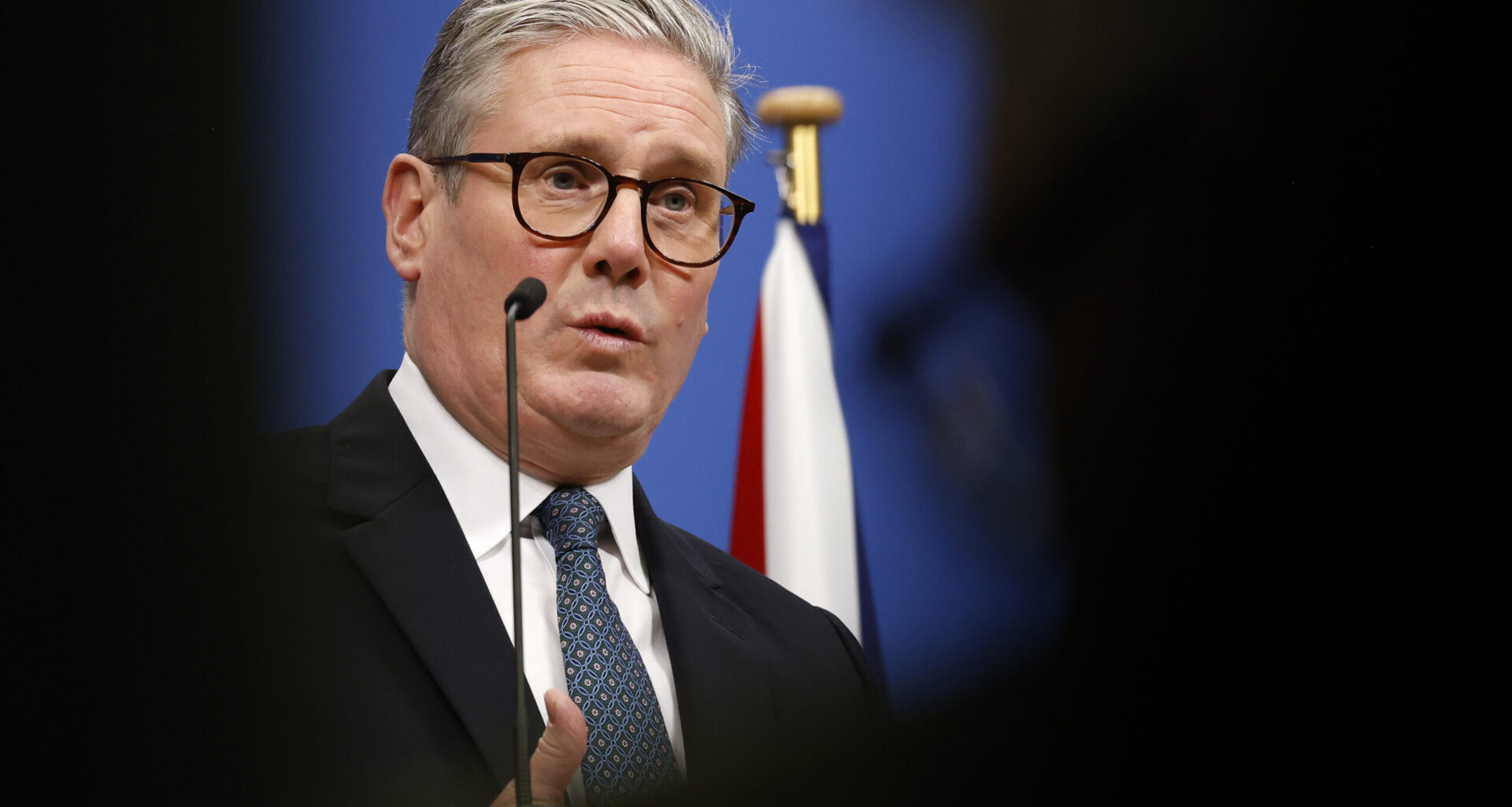 Doi ucraineni și un român, acuzați că au incendiat proprietăți și o mașină ale premierului britanic Keir Starmer