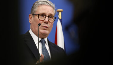 Doi ucraineni și un român, acuzați că au incendiat proprietăți și o mașină ale premierului britanic Keir Starmer