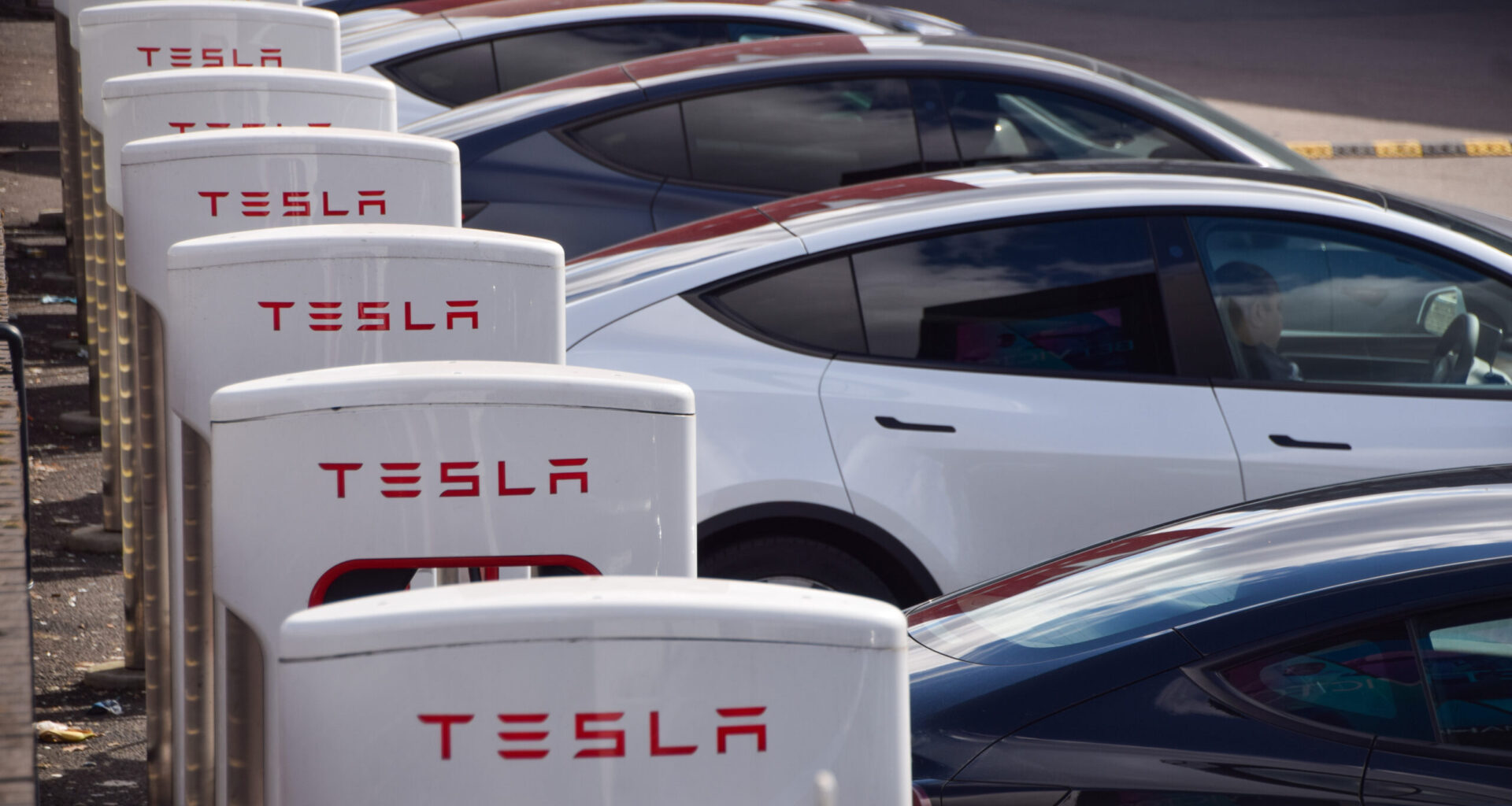 Anchetă la Tesla după ce mașinile „autonome” au trecut pe roșu și au circulat pe contrasens