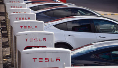 Anchetă la Tesla după ce mașinile „autonome” au trecut pe roșu și au circulat pe contrasens