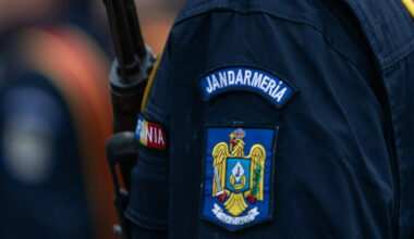 Incident la o ambasadă din Bucureşti. Un bărbat drogat a încercat să lovească poarta cu maşina