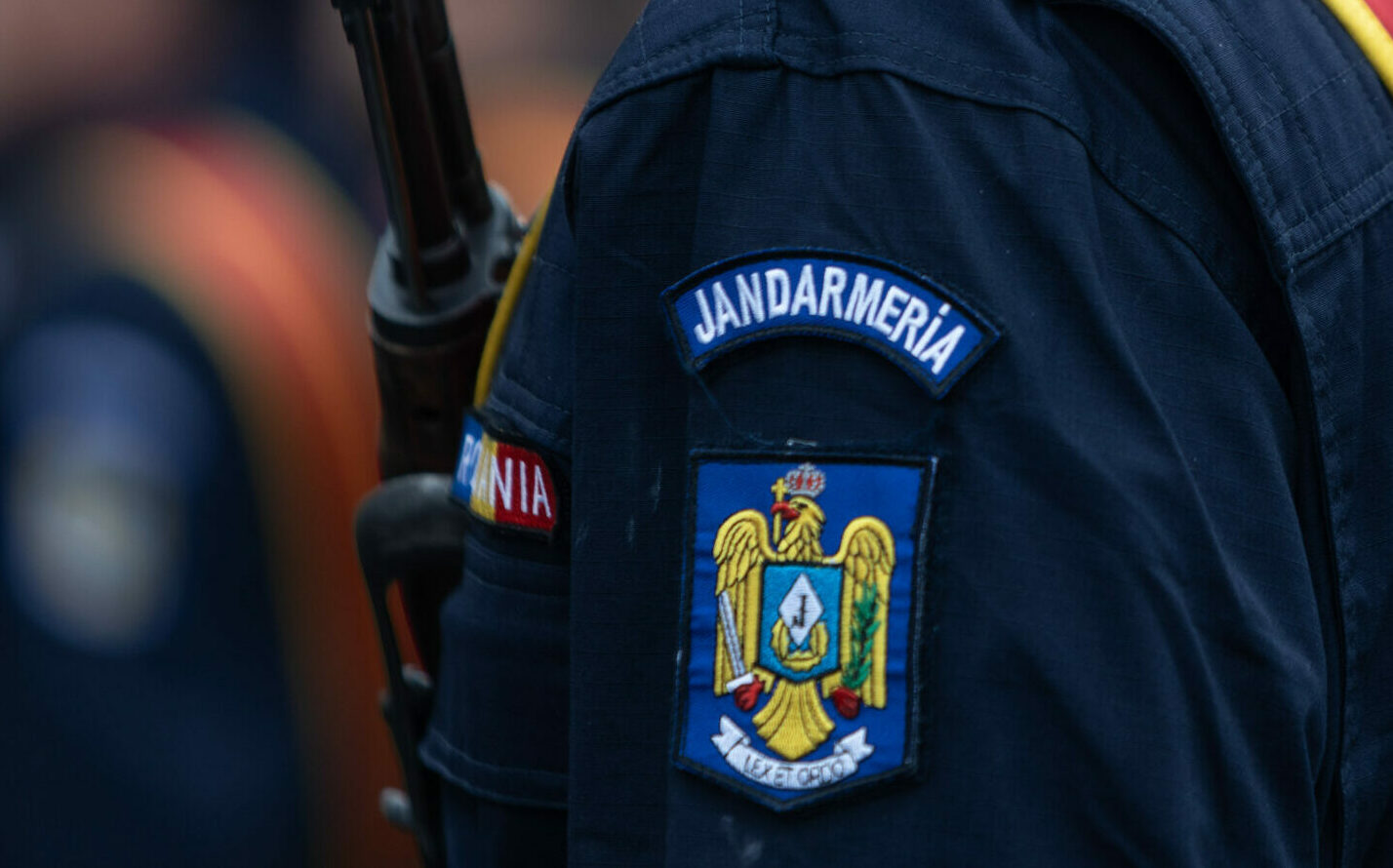 Incident la o ambasadă din Bucureşti. Un bărbat drogat a încercat să lovească poarta cu maşina