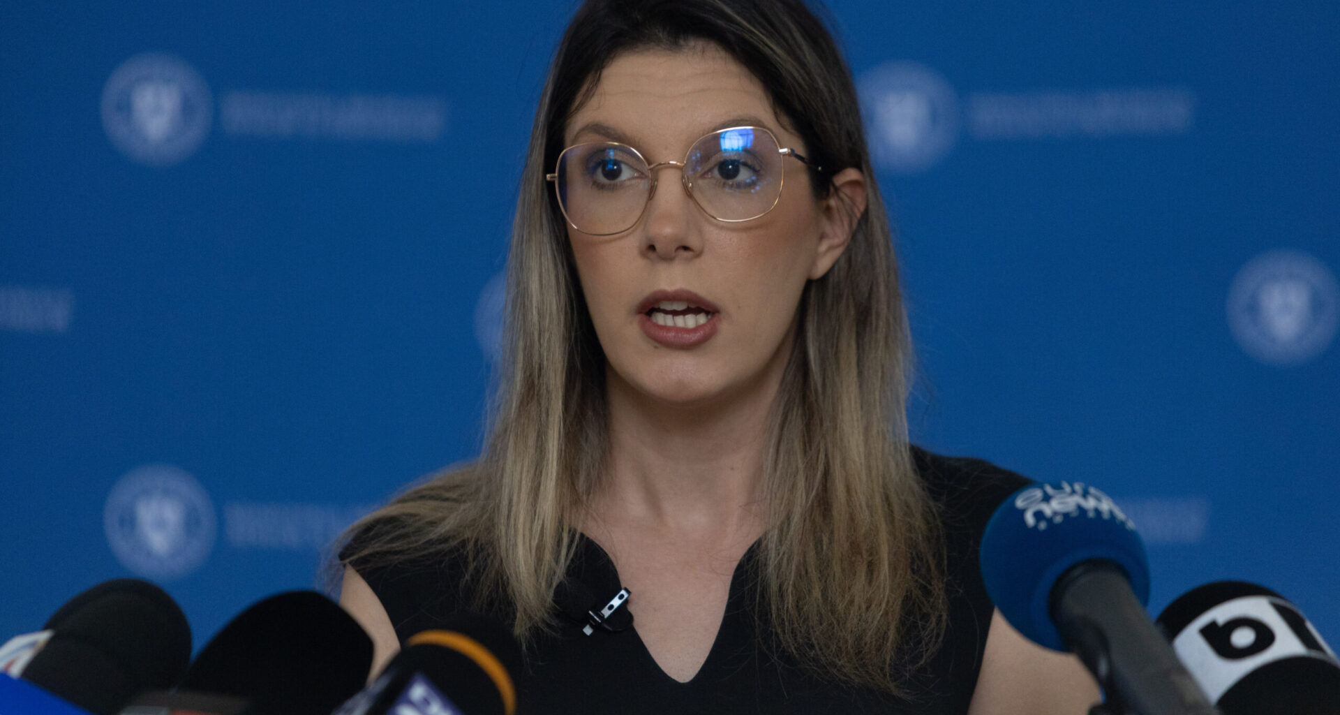 „nu ieșiți de aici până nu stați de vorbă cu mine”