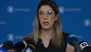 „nu ieșiți de aici până nu stați de vorbă cu mine”