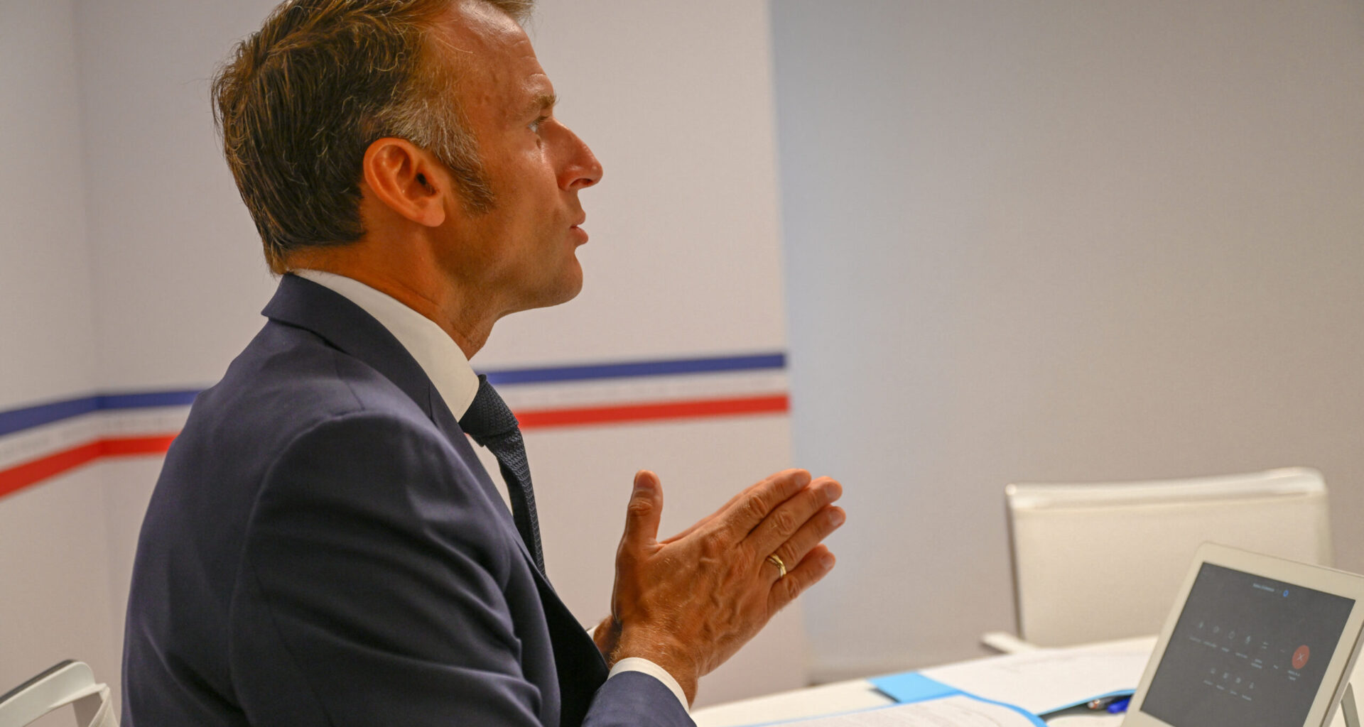 Președintele unui țări evacuat cu ajutorul lui Macron după ce poporul și armata s-au întors împotriva sa