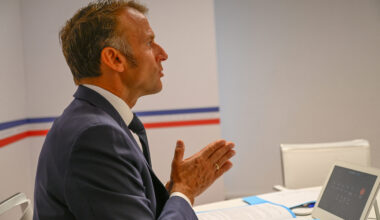 Președintele unui țări evacuat cu ajutorul lui Macron după ce poporul și armata s-au întors împotriva sa