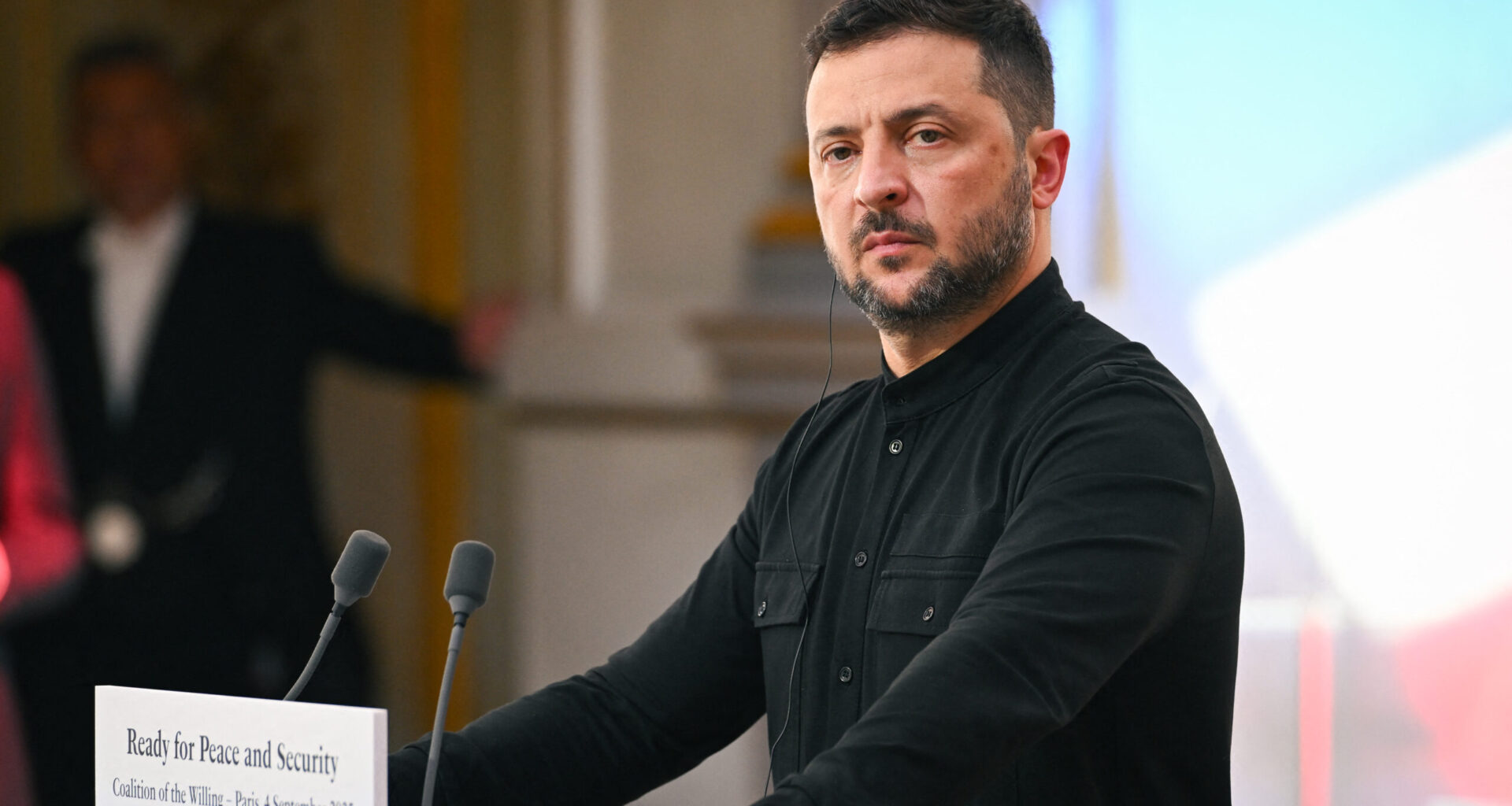 Zelenski ordonă Ucrainei să înceapă exportul de armament controlat începând din noiembrie