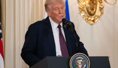 Trump cere Israelului să înceteze bombardarea Fâșiei Gaza după ce Hamas a acceptat parțial planul său