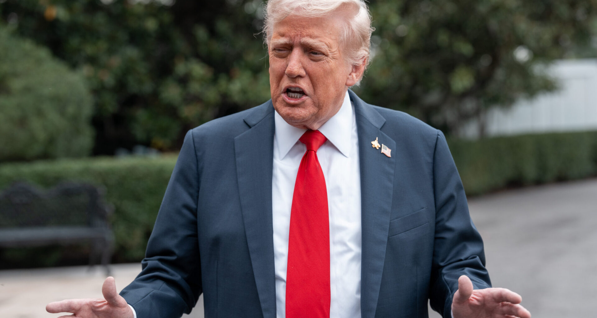 Trump forțează acorduri pentru a aduce industria înapoi în SUA. Miza: alegerile din 2026