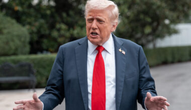 Trump forțează acorduri pentru a aduce industria înapoi în SUA. Miza: alegerile din 2026