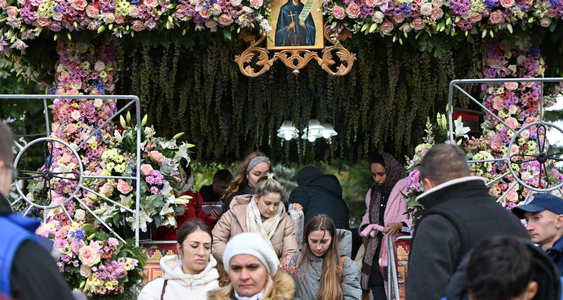 Aproape 120.000 de pelerini au trecut pe la racla cu moaştele Sfintei Cuvioase Parascheva