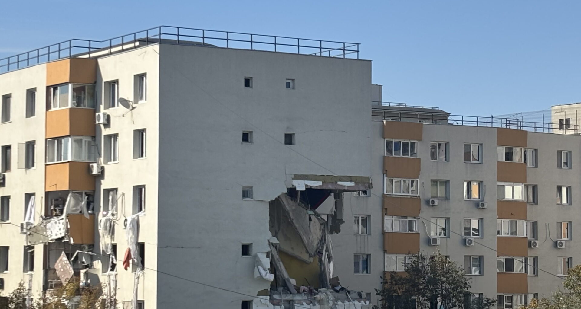 Trei bărbaţi au fost arestaţi preventiv pentru distrugere din culpă după explozia din Rahova