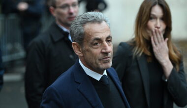 Nicolas Sarkozy este însoțit la închisoare de doi ofițeri de securitate, care stau în celula vecină