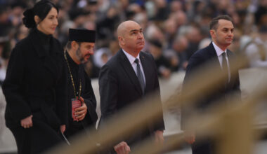 „Demisia! Ați tăiat salariile oamenilor”. Nu a fost singurul criticat de mulțime