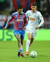 Blănuță, duel cu Munoz la Dinamo Kiev - Crystal Palace 0-2, în  Conference League Foto: Imago
