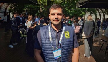 În China, „etica muncii e din altă galaxie. Asta e cea mai mare problemă pe care o avem”. Antreprenorul român Andrei Dănescu și-a făcut fabrică de roboți în Anglia, cu investiții de 120 de milioane dolari și 180 de angajați