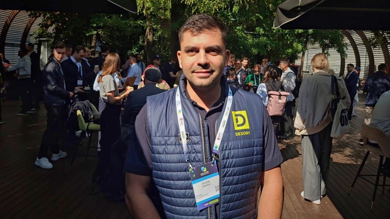 În China, „etica muncii e din altă galaxie. Asta e cea mai mare problemă pe care o avem”. Antreprenorul român Andrei Dănescu și-a făcut fabrică de roboți în Anglia, cu investiții de 120 de milioane dolari și 180 de angajați