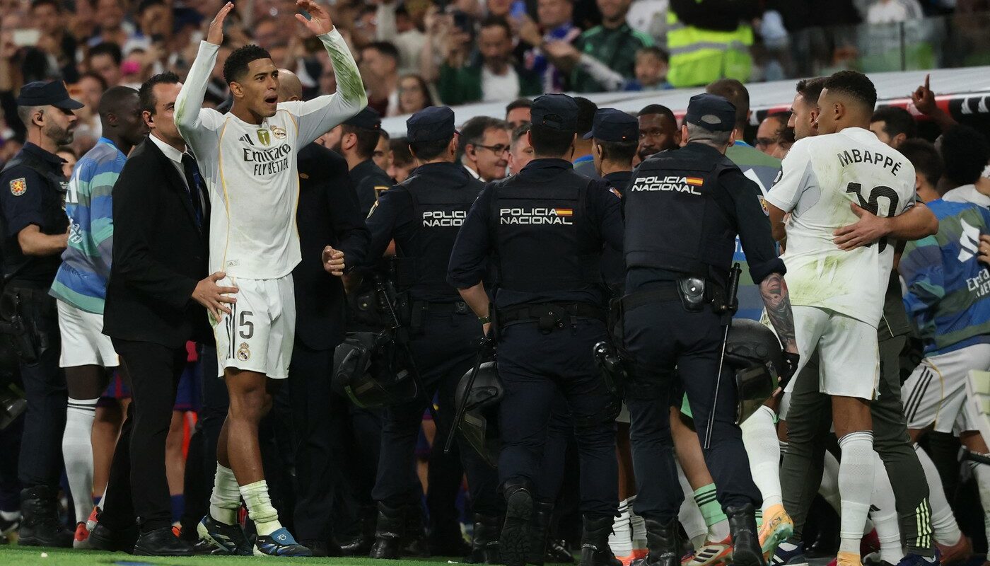 Bătaie generală între fotbaliști la finalul meciului Real Madrid – FC Barcelona 2-1! Poliția a intervenit direct pe gazon