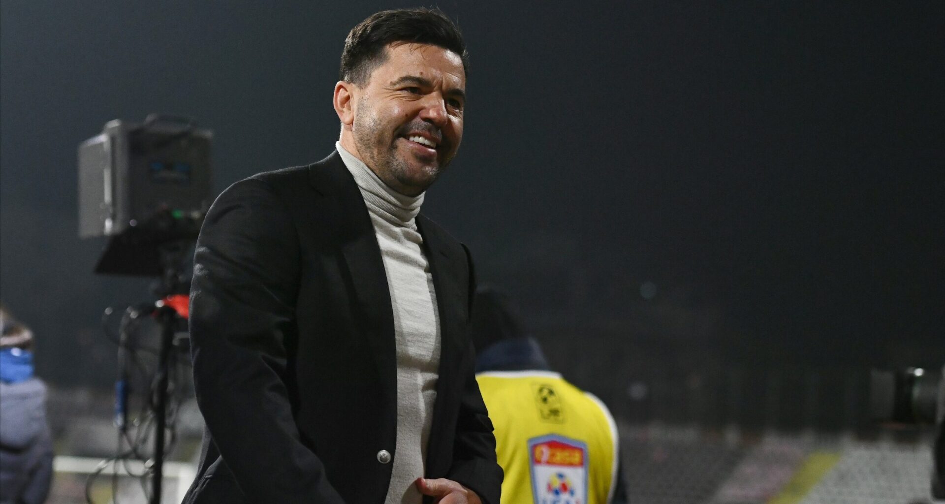 Arabii îl îmbracă în aur pe Cosmin Contra. Qatarezii l-au convins cu un salariu de nabab și l-au prezentat