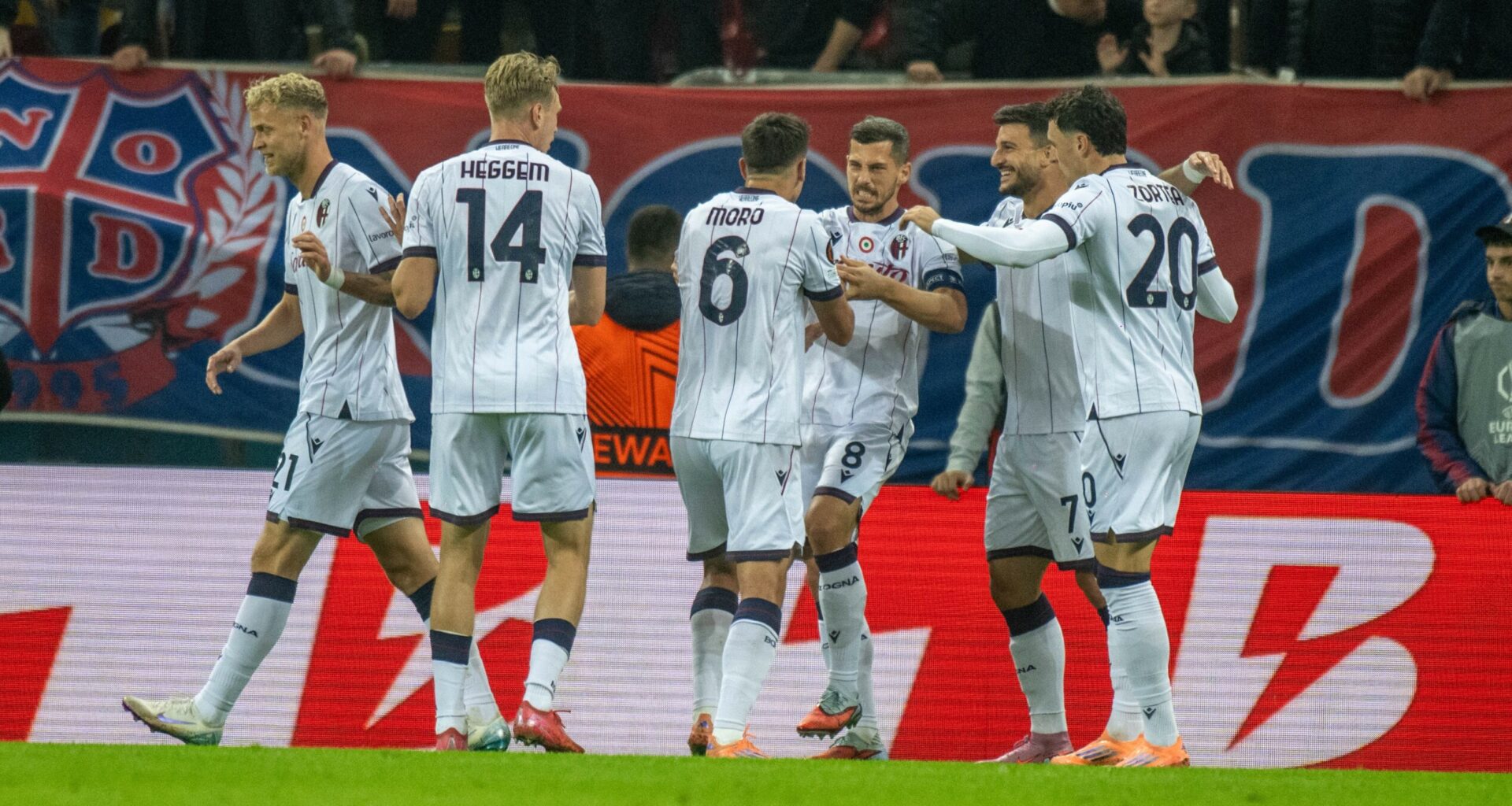 Ce s-a întâmplat în sala unde s-au strâns toți fotbaliştii Bolognei înainte de meciul cu FCSB: „O surpriză imensă!”