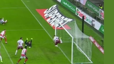 Ce spune antrenorul lui Dinamo despre execuția ”scorpion” a rapidistului Koljic