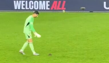 Courtois, portarul celor de la Real Madrid, în momentul în care a încercat să prindă un șobolan care a intrat pe teren.