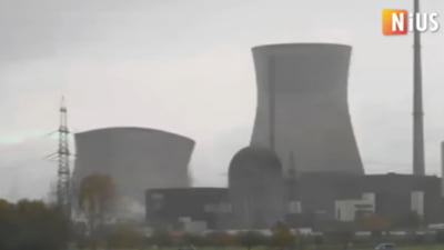 Cum se prăbușesc turnurile unei centrale nucleare simbol din Germania. Mii de oameni au asistat la demolarea controlată VIDEO