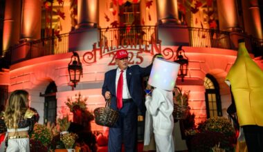 Trump a organizat petrecerea de Halloween la Casa Albă cu supereroi şi sosii ale sale / Cuplul prezidențial a împărțit dulciuri copiilor și părinților lor care stăteau la coadă