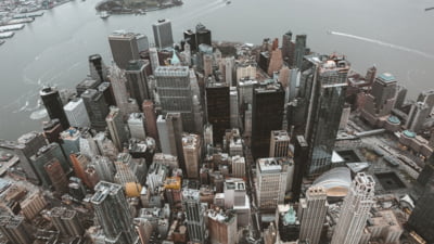 Economia Statelor Unite se apropie de un punct critic. 22 de state americane riscă recesiunea