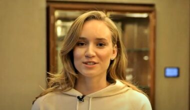 Elena Rybakina este campioană de Grand Slam, titlu cucerit la Wimbledon în 2022. A fost cel mai sus pe locul 3 WTA.