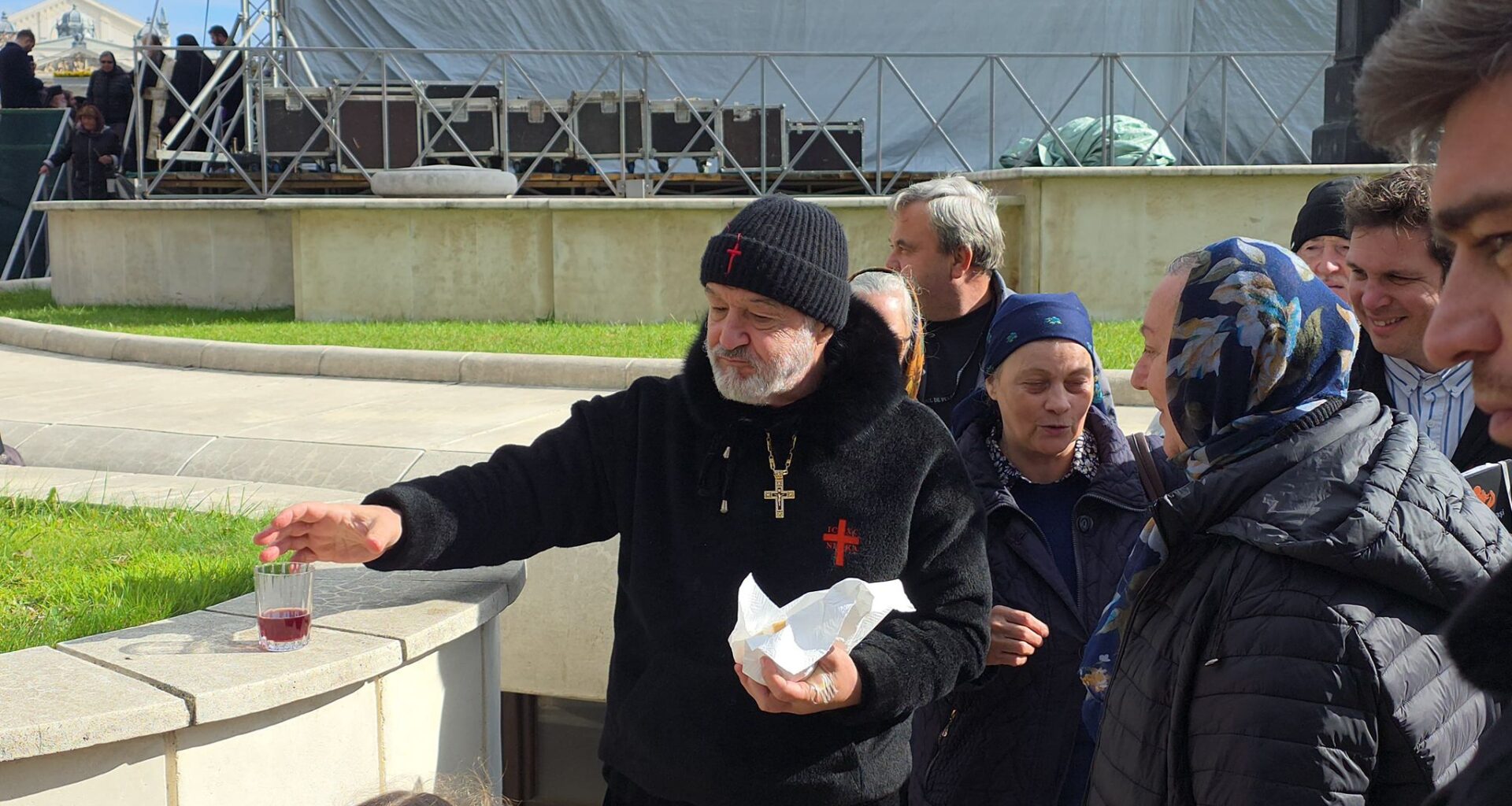 Gigi Becali a ajuns la pelerinajul de zeci de mii de oameni de la Iaşi. Cum a fost primit miliardarul la moaştele Sfintei Parascheva