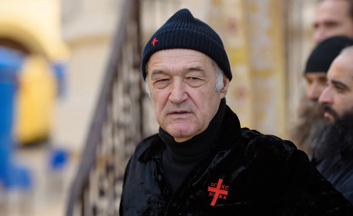 Gigi Becali a intervenit fără milă la pauză! A dat afară doi fotbaliști din echipa FCSB după 45 de minute cu Craiova, deși unul dintre ei a fost eroul campioanei