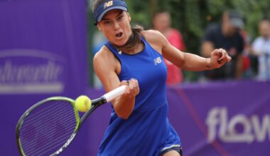 Sorana Cîrstea lovind mingea de tenis cu un forehand la un turneu din circuitul WTA.