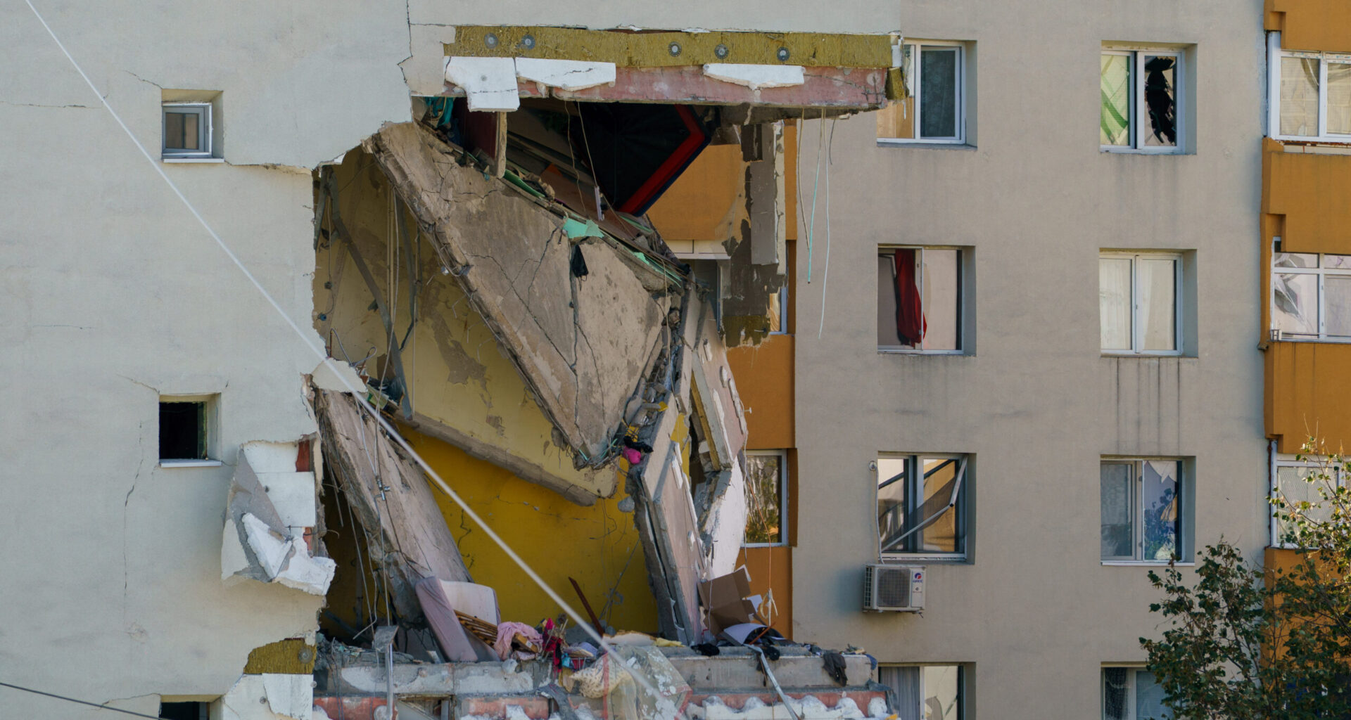 EXCLUSIV | „Istoricul corupției” de la blocul care a explodat. Contractul pentru reabilitarea termică a ajuns la o firmă trimisă în judecată într-un dosar de-al lui Marian Vanghelie