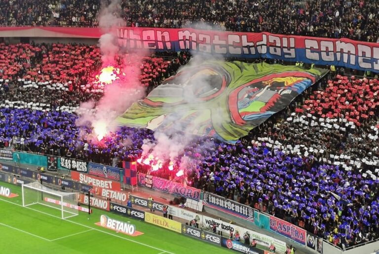 Suporteri ai campioanei FCSB pe Arena Națională din București, cu ocazia unui meci din Superliga.